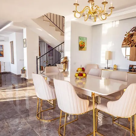 Om, 4 Bdr Stylish Kalkan Private Pool Vila *